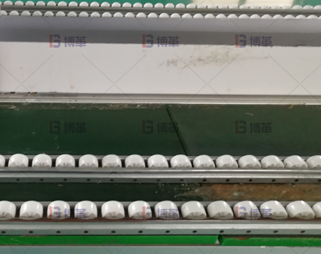 電子制造一般體積較小，使用精益管搭建貨架和無動力滑動部件，節約成本，提高效率。